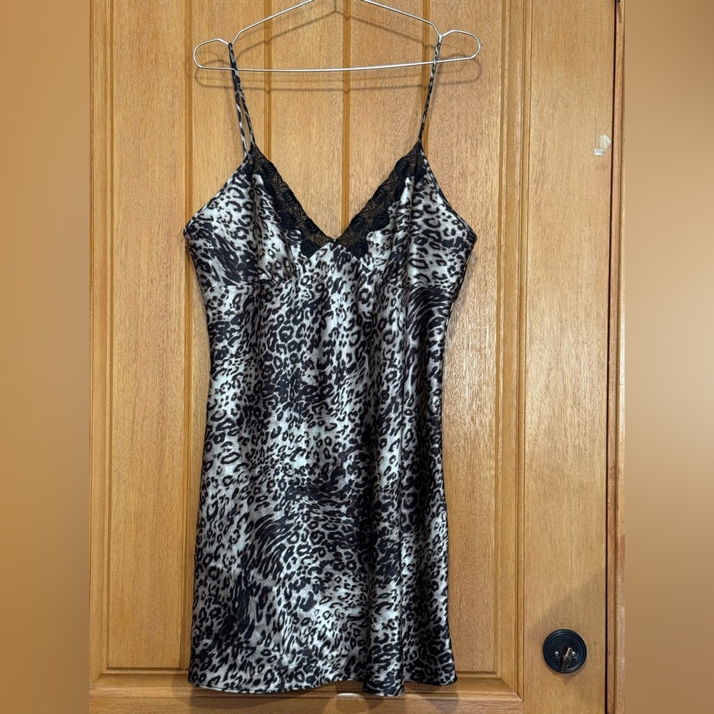 Secret Treasures Black & White Leopard Satin Slip with Lace Trim pit 20 L 36 XL